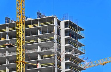 Çerçevesi ve mavi gökyüzü olan inşaat alanı