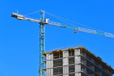 Yeni inşaat alanı vinçlerle çalışıyor