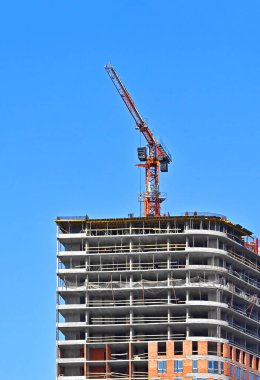 Vinç ve gökyüzü ile birlikte monolitik şantiye