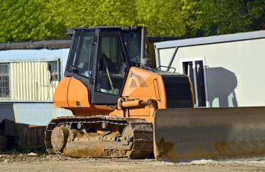 Şehir şantiyesinde güç sürüngeni buldozer