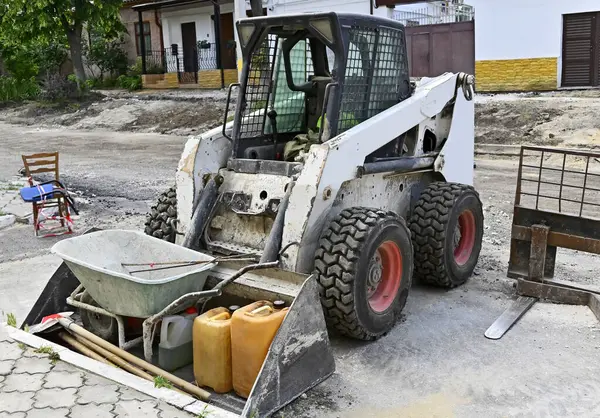 Yol çalışması yapan ekipmanlı fren dümeni yükleme makinesi