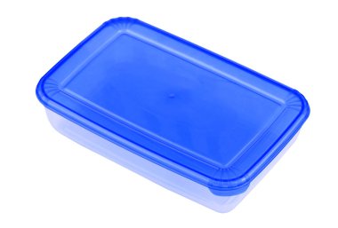 Şeffaf plastik yiyecek kabı, beyaz arka planda izole edilmiş.