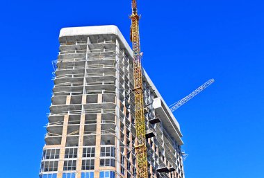 Vinç ve gökyüzü ile birlikte monolitik şantiye