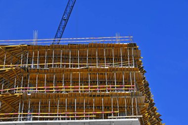 Çerçevesi ve mavi gökyüzü olan inşaat alanı