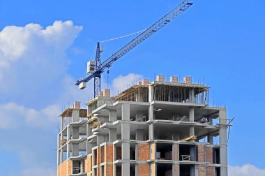 Gökyüzü ve vinçli inşaat alanı