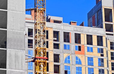 Yeni inşaat alanı vinçlerle çalışıyor