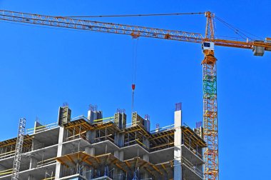 Yeni inşaat alanı vinçlerle çalışıyor