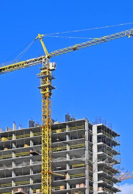 Vinç ve gökyüzü ile birlikte monolitik şantiye