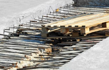 Köprü inşaatında somut çalışmalar için armatür