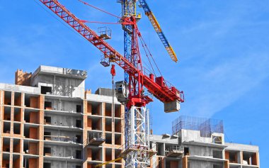 Gökyüzüne karşı vinç ve yüksek bina inşaatı
