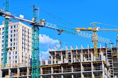 Vinçli ve gökyüzü olan inşaat alanı