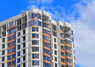 Mavi berrak gökyüzü olan inşaat alanı