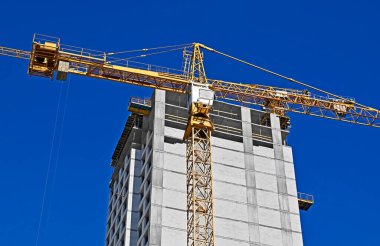 Gökyüzüne karşı vinç ve yüksek bina inşaatı