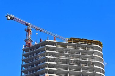 Vinçli ve gökyüzü olan inşaat alanı