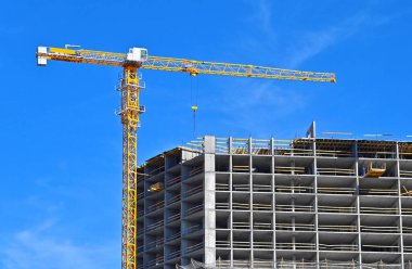 Vinçli ve gökyüzü olan inşaat alanı