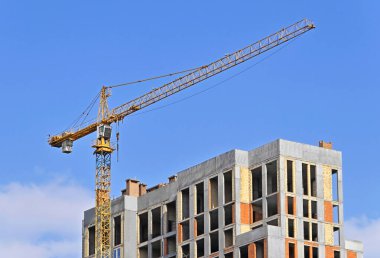 Gökyüzüne karşı vinç ve yüksek bina inşaatı