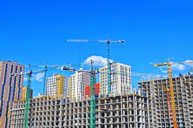 Mavi berrak gökyüzü olan inşaat alanı