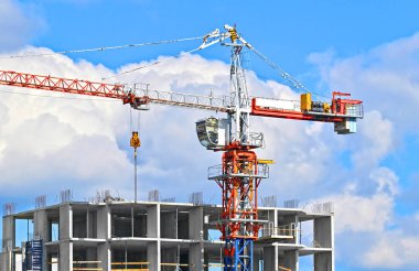 Mavi berrak gökyüzü olan inşaat alanı