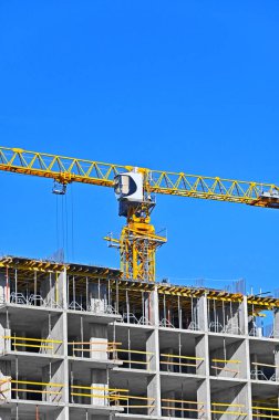 Gökyüzüne karşı vinç ve yüksek bina inşaatı