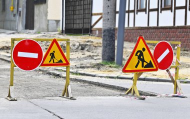 Yol inşaatında imza ve çit