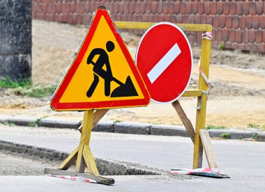 Yol inşaatında imza ve çit