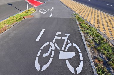 Şehir caddesinde bisiklet yolu tabelası