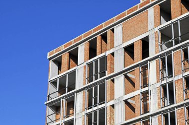 Mavi berrak gökyüzü olan inşaat alanı