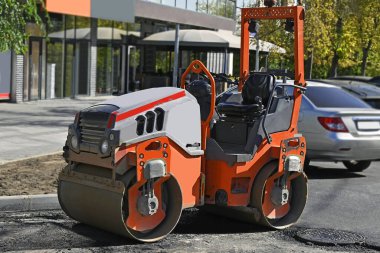 Kentsel yol inşaatında çift davul titreşimli silindiri