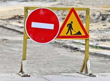 Yol inşaatında imza ve çit