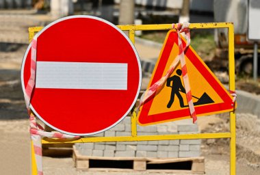 Yol inşaatında imza ve çit