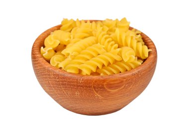 Ahşap kase makarna, beyaz arka plan üzerinde izole