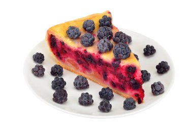 Beyaz arka planda izole edilmiş ev yapımı böğürtlenli turta.