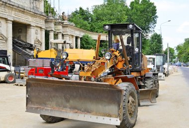 Kentsel yol inşaatında not makinesi