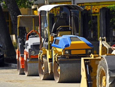 Kentsel yol inşaatında çift davul titreşimli silindiri