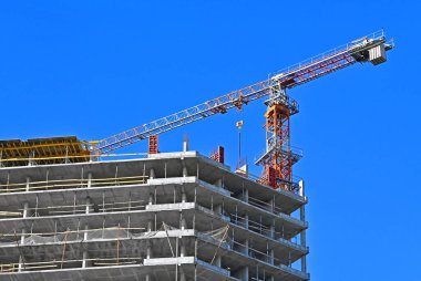 Vinç ve mavi gökyüzü ile monolitik şantiye