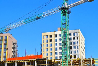 Yeni inşaat alanı vinçlerle çalışıyor