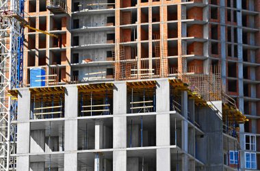 İnşaat alanı inşaatı beton ve tuğladan yapılıyor.