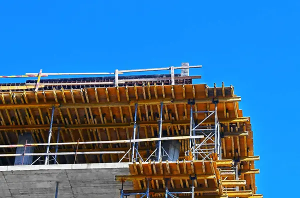 Çerçevesi ve mavi gökyüzü olan inşaat alanı