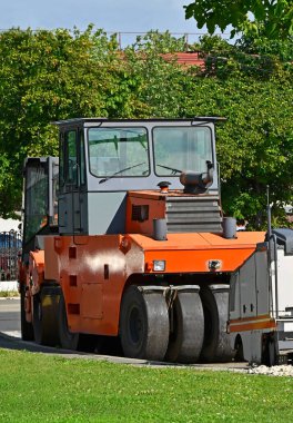 Kentsel yol çalışması sitesinde pnömatik yol silindiri makinesi