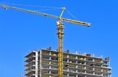 Vinç ve mavi gökyüzü ile monolitik şantiye