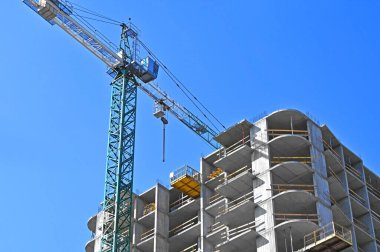 Yeni inşaat alanı vinçlerle çalışıyor