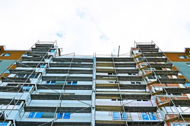 İnşaat iskelesi ve gökyüzü.