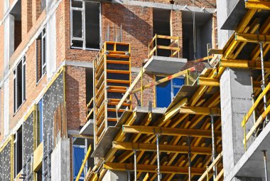 Monolitik çalışmalar için resmi çalışmalara sahip inşaat sahası