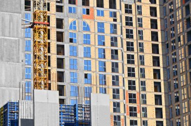 İnşaat alanı inşaatı beton ve tuğladan yapılıyor.