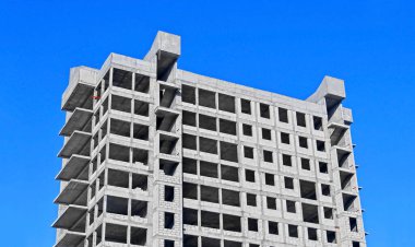 Yapı İnşaat site işi mavi gökyüzü ile