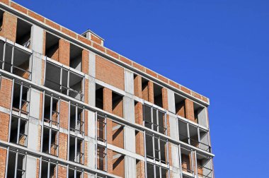 Yapı İnşaat site işi mavi gökyüzü ile