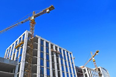 İnşaat alanı inşaatı kule vinçleriyle yapılıyor