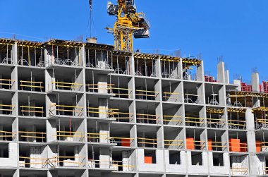 İnşaat alanı inşaatı kule vinçleriyle yapılıyor