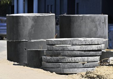 İnşaat alanında beton boşaltma çukuru bloğu