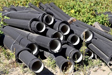 İnşaat alanına yığılmış seramik kanalizasyon borusu